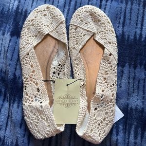 Charles Albert Ivory crochet flats size 9